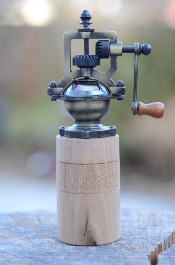 Pfeffermühle im Antik-Design aus fränkischem Nussbaum mit schöner Verzierung